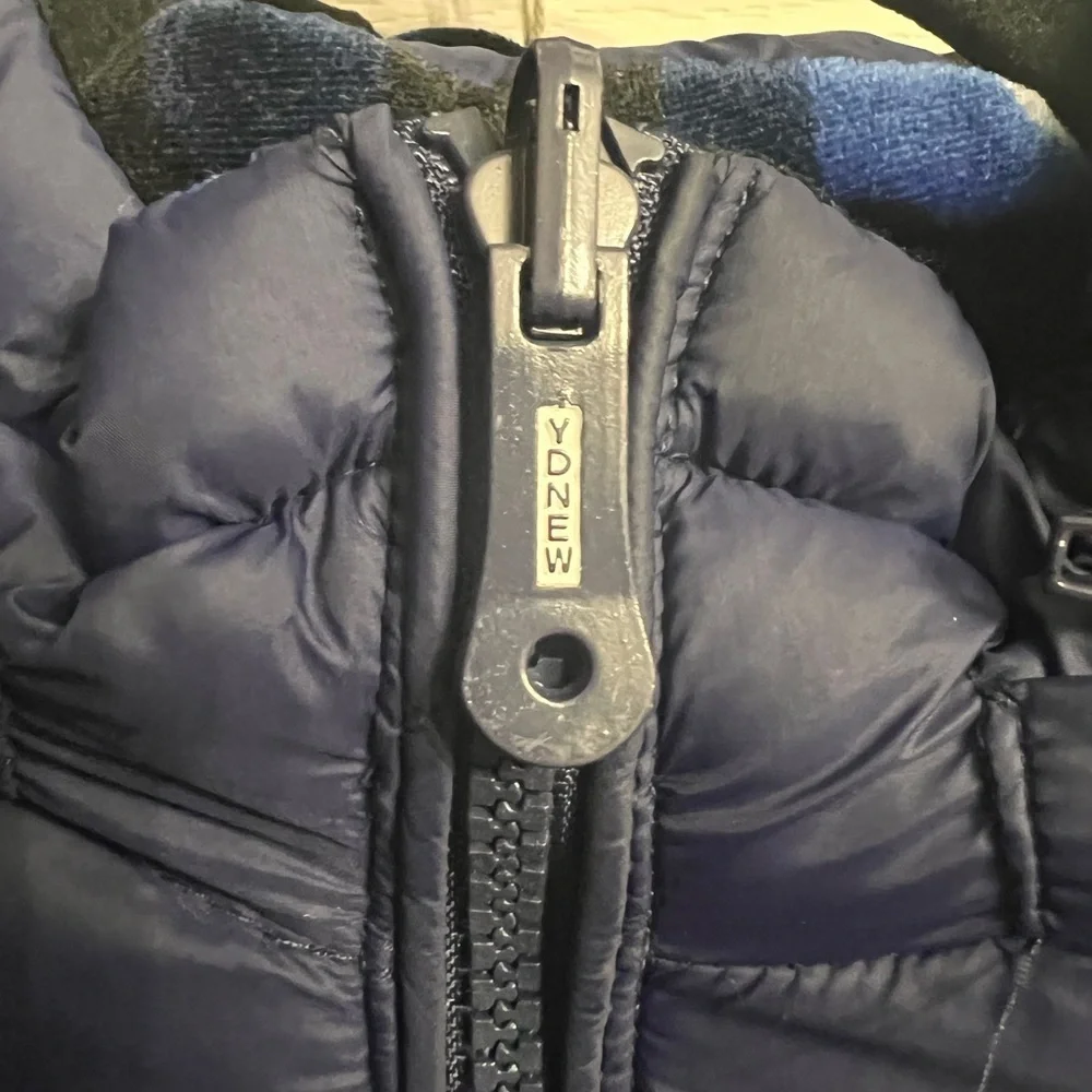 Navy Puffer Jacket with Hood. Size/6 Kids